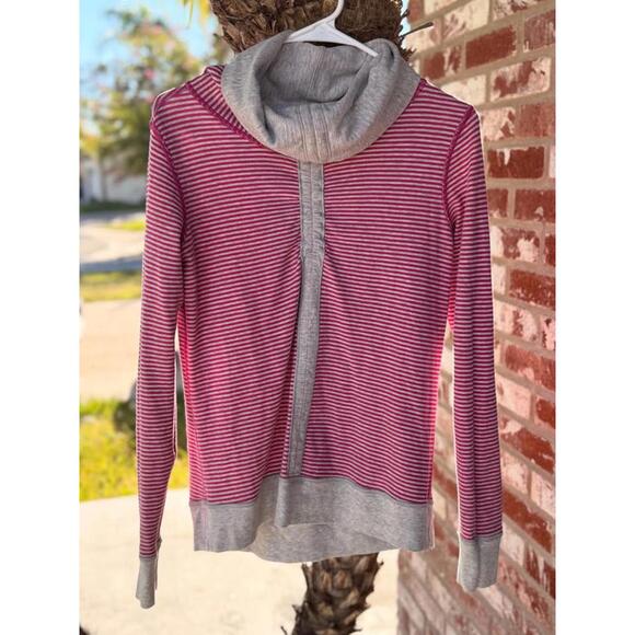 Tops - Lululemon In a Cinch Reversible- Size 6